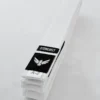Gros plan d'une ceinture blanche de BJJ Stonebelt pliée montrant le patch du logo de l'aigle, la barre de classement pour la progression des rayures et l'étiquette de taille A-2