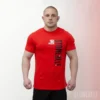 Athlète portant un t-shirt Stonebelt Classic Logo rouge avec le logo Stonebelt vertical et le texte Forged Under Pressure