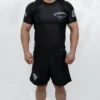 Mannequin portant le rashguard noir Athletic Club Stonebelt et le short de grappling Heritage noir, vue de face